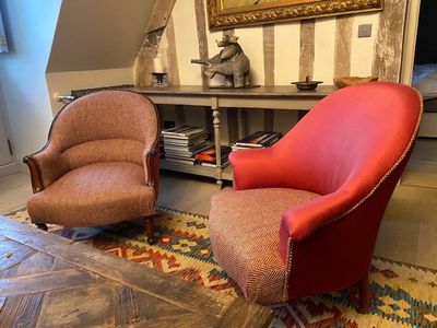 deux chaises posées sur un tapis dans une pièce