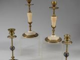 trois bougeoirs en laiton avec des socles en marbre et en verre
