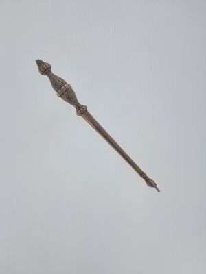 un petit objet métallique qui vole dans le ciel