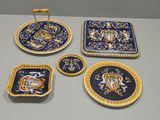 plusieurs pièces de poterie bleues et jaunes ornées d'un lion