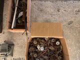 une boîte remplie de vis et d'autres outils posée sur le sol