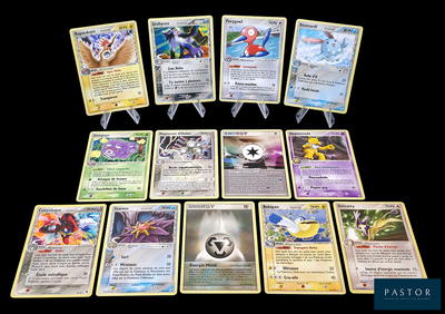 beaucoup de cartes pokemon sur la table