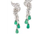 une paire de boucles d'oreilles en émeraude et diamant