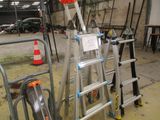 de nombreuses échelles entreposées dans un garage