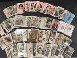 tout un tas de vieilles photos qui sont posées sur la table