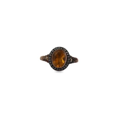 une bague ovale sertie d'une citrine et de diamants