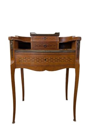 une image d'un bureau en bois avec des tiroirs et des tiroirs