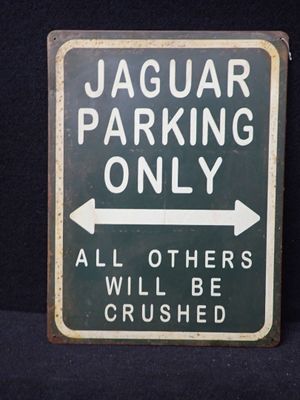 un panneau indiquant « Réservé aux Jaguar – tous les autres véhicules seront écrasés »