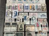 de nombreux timbres exposés sur une table
