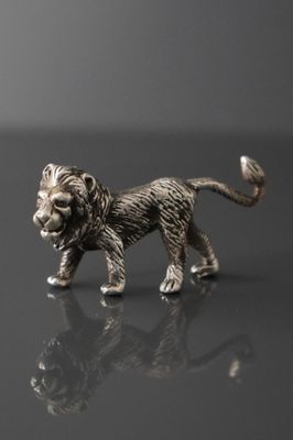 Sujet en argent 925 millièmes épousant la forme d'un lion ru…