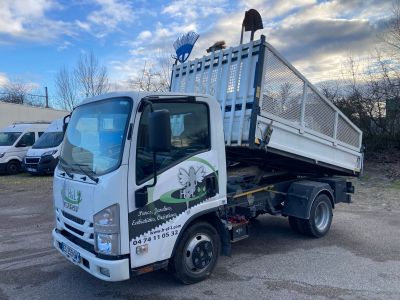 un camion blanc garé sur le parking
