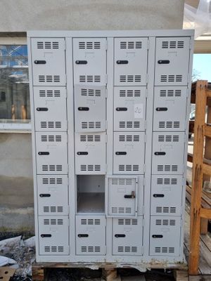 une pile de casiers métalliques empilés sur une palette