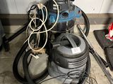 une machine posée par terre à côté d'autres outils