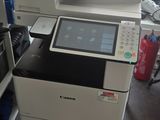 une photo d'une imprimante multifonction installée dans une pièce