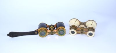 JUMELLES DE THEATRE en écaille brune et laiton doré marquées… - Photo 1