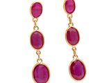 une paire de boucles d'oreilles en pierre rose sur fond blanc
