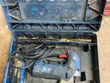 une image représentant une boîte à outils contenant une perceuse filaire