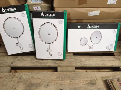 trois cartons de raquettes de tennis posés sur une palette en bois