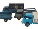 trois camions jouets assis l'un à côté de l'autre