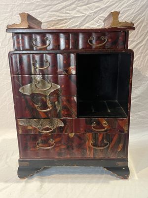 une petite commode en bois avec des tiroirs et un miroir