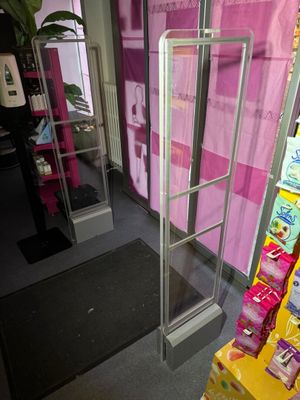 une porte vitrée ouverte dans un magasin