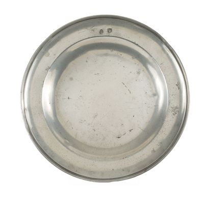 GIEN PLAT en étain à bord rond mouluré.