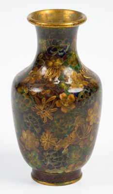 un vase posé sur une surface blanche