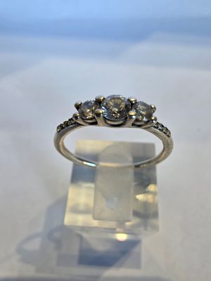 gros plan d'une bague en diamant sur une surface claire