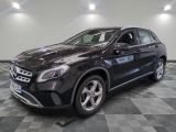 un SUV Mercedes noir garé dans une pièce au sol carrelé