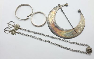 beaucoup d'objets en argent posés sur une table