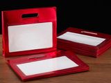 un sac rouge avec une étiquette blanche dessus