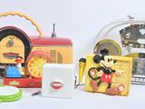 divers objets, notamment une radio, une horloge, une souris et d'autres objets
