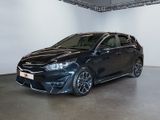 La Toyota Corollant est garée dans une grande pièce
