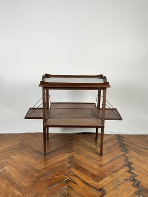 une table en bois surmontée de deux étagères