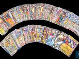 un gros plan sur une pile de bandes dessinées sur fond noir