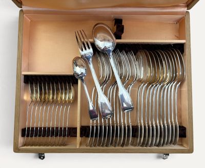 une boîte en bois remplie d'argenterie et de cuillères en argent