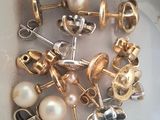 de nombreux modèles de boucles d'oreilles dans une boîte blanche