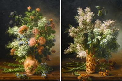 deux peintures de fleurs dans un vase sur une table
