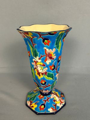 une image représentant un vase bleu posé sur une table