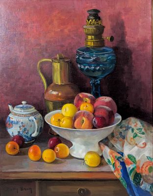 une peinture représentant une corbeille de fruits et une théière posées sur une table