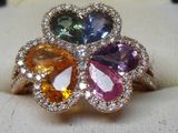 une image représentant une bague ornée de pierres multicolores et de diamants