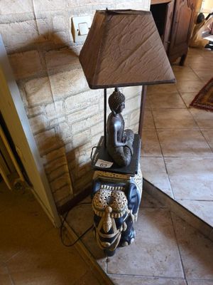 une lampe posée sur une table dans une pièce