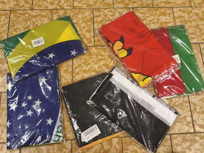 de nombreux sacs de différentes couleurs et motifs posés par terre