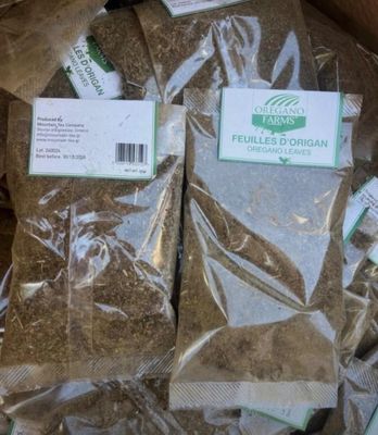 deux paquets d'herbes dans une boîte posée sur une table