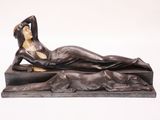 statue en bronze représentant une femme allongée sur une plate-forme inclinée