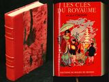 deux livres posés côte à côte sur une table