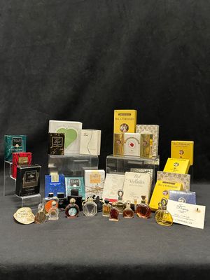 un grand nombre d'objets posés sur une table