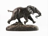 une statue représentant un éléphant qui court sur un rocher