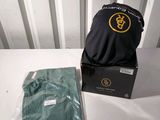 une boîte sur laquelle sont posés une chemise et une casquette