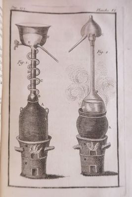 un livre comportant un dessin représentant deux types d'objets différents